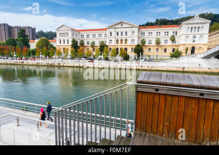 Pedro Arrupe Fußgängerbrücke, Universität von Deusto und Nervion River. Bilbao, Vizcaya, Spanien, Europa. Stockfoto