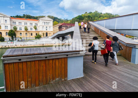 Pedro Arrupe Fußgängerbrücke, Universität von Deusto und Nervion River. Bilbao, Vizcaya, Spanien, Europa. Stockfoto