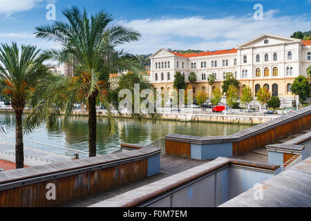 Pedro Arrupe Fußgängerbrücke, Universität von Deusto und Nervion River. Bilbao, Vizcaya, Spanien, Europa. Stockfoto