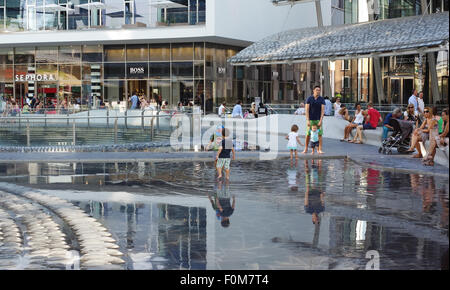 Mailand, Italien - 21. Juli 2015: Menschen in den neuen modernen Gae Aulenti Platz, Brunnen Stockfoto