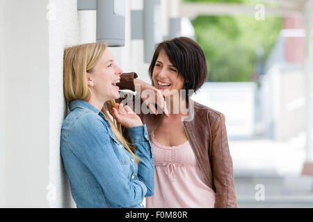 Zwei Freundinnen gemeinsam lachen und reden Stockfoto