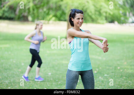 Zwei Frauen dehnen, Aufwärmen Stockfoto