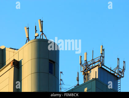 Verschiedene Antennen befinden sich auf dem Dach eines Gebäudes. Stockfoto