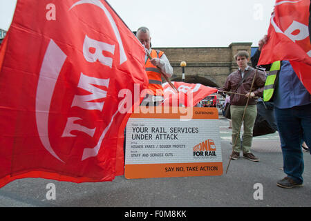 Waterloo-London, UK. 18. August 2015. Mitglieder der Union RMT inszeniert einen Protest vor dem Bahnhof Waterloo während der anstrengenden Vormittag Rush Hour, wie das Department of Transport Bahn Fahrpreise gestiegen dreimal schneller als die Löhne im Vereinigten Königreich Kredit offenbart hat: Amer Ghazzal/Alamy Live-Nachrichten Stockfoto