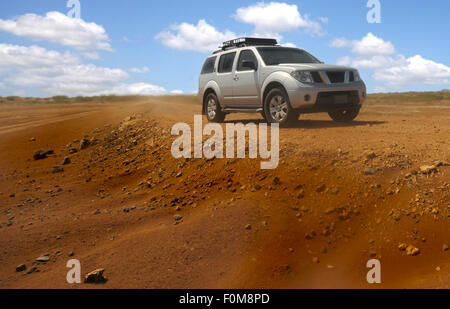 4 x 4 auf ein Sandsturm auf einer einsamen Straße Reisen Stockfoto