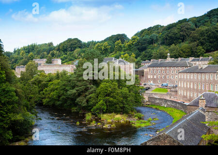 Die Mühlen an der Welterbestätte New Lanark, die vom industriellen David Dale, Schottland, erbaut wurde und den Clyde River zeigt Stockfoto