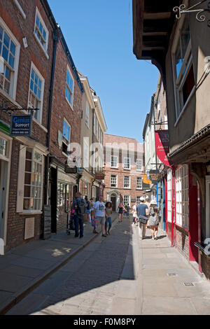 Menschen Touristen Besucher zu Fuß entlang der Shambles im Sommer York North Yorkshire England Vereinigtes Königreich GB Großbritannien Stockfoto