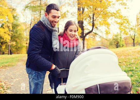 lächelnde paar mit Baby Kinderwagen im Herbst park Stockfoto