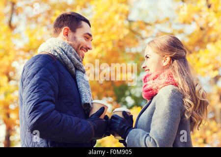 lächelnde paar mit Kaffeetassen im Herbst park Stockfoto