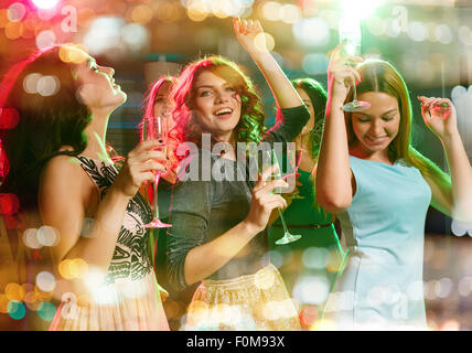 lächelnden Freunde mit Gläsern Champagner im club Stockfoto