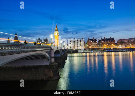 Die Westminster Bridge und die Neo-gotischen Häusern des Parlaments von Charles Barry und Augustus Pugin, bei Nacht Stockfoto Die Westminster Bridge und die Neo-gotischen Häusern des Parlaments von Charles Barry und Augustus Pugin, bei Nacht Stockfoto