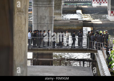 Bangkok, Thailand. 18. August 2015. Polizisten untersuchen die Explosion-Website in einem Kai des Flusses Chao Phraya in Bangkok, Thailand, am 18. August 2015. Keine Verletzten wurden gemeldet. © Li Mangmang/Xinhua/Alamy Live-Nachrichten Stockfoto