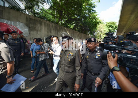 Bangkok, Thailand. 18. August 2015. Thai national Polizei Chef Somyot Poompanmoung (C) am Standort in einem Kai des Flusses Chao Phraya in Bangkok, Thailand, Explosion am 18. August 2015 kommt. Keine Verletzten wurden gemeldet. © Li Mangmang/Xinhua/Alamy Live-Nachrichten Stockfoto