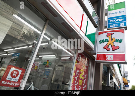 Sunkus und FamilyMart Schilder auf Anzeige am Ortseingang von ihrer Tante-Emma Läden am 18. August 2015, Tokio, Japan. FamilyMart ist die Nation dritt-größte Supermarkt-Kette wird erwartet, zu verkünden, dass es einen kleineren Nagoya-basierten Operator '' Cocostore Corp.'' und 657 Filialen zu erwerben. FamilyMart wird voraussichtlich auch Operationen mit UNY Group Holdings Co., betreibt das Land viertgrößte Kette Circle K Sunkus Co., im September 2016 zu integrieren. Dies würde die neue Gruppe rund 18.400 Läden in Japan, 500 mehr als die größte Seven-Eleven Rivalen laufen sehen. (Phot Stockfoto