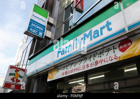 FamilyMart und Sunkus Schilder auf Anzeige am Ortseingang von ihrer Tante-Emma Läden am 18. August 2015, Tokio, Japan. FamilyMart ist die Nation dritt-größte Supermarkt-Kette wird erwartet, zu verkünden, dass es einen kleineren Nagoya-basierten Operator '' Cocostore Corp.'' und 657 Filialen zu erwerben. FamilyMart wird voraussichtlich auch Operationen mit UNY Group Holdings Co., betreibt das Land viertgrößte Kette Circle K Sunkus Co., im September 2016 zu integrieren. Dies würde die neue Gruppe rund 18.400 Läden in Japan, 500 mehr als die größte Seven-Eleven Rivalen laufen sehen. (Phot Stockfoto