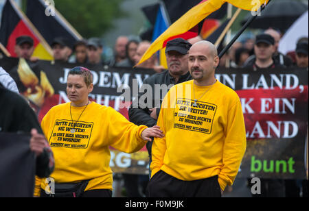 Demonstranten der Anti-Islam-Gruppe Thuegida tragen Plakate marschieren sie in Richtung der lokalen Flüchtling Auffangeinrichtung während einer Kundgebung in Suhl, Deutschland, 17. August 2015. Das Oberverwaltungsgericht in Weimar hatte die rechtsextreme Demonstration unter bestimmten Voraussetzungen genehmigt. Infolgedessen hatte die Rallye weiter Weg von der Auffangeinrichtung Flüchtling in Suhl als geplant stattfinden. Foto: Michael Reichel/dpa Stockfoto