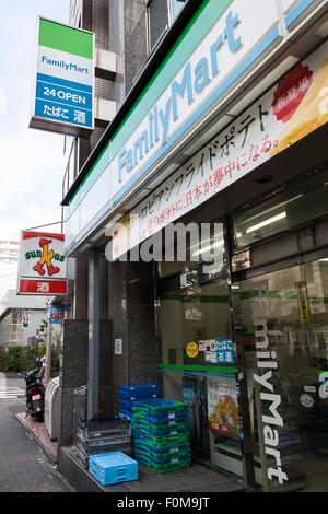 FamilyMart und Sunkus Schilder auf Anzeige am Ortseingang von ihrer Tante-Emma Läden am 18. August 2015, Tokio, Japan. FamilyMart ist die Nation dritt-größte Supermarkt-Kette wird erwartet, zu verkünden, dass es einen kleineren Nagoya-basierten Operator '' Cocostore Corp.'' und 657 Filialen zu erwerben. FamilyMart wird voraussichtlich auch Operationen mit UNY Group Holdings Co., betreibt das Land viertgrößte Kette Circle K Sunkus Co., im September 2016 zu integrieren. Dies würde die neue Gruppe rund 18.400 Läden in Japan, 500 mehr als die größte Seven-Eleven Rivalen laufen sehen. (Phot Stockfoto