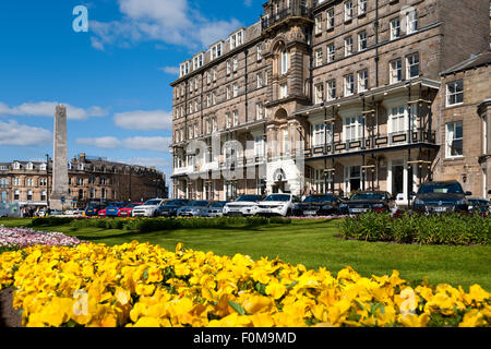 Das Yorkshire Hotel im Prospect Park und das Cenotaph war Memorial im Frühjahr Harrogate Stadtzentrum North Yorkshire England Großbritannien Stockfoto