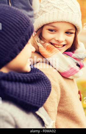 Nahaufnahme eines lächelnden Kinder im Herbst park Stockfoto