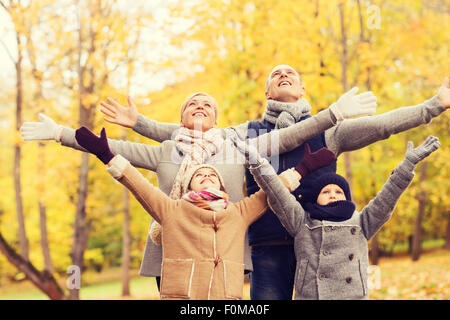 glückliche Familie Spaß im Herbst park Stockfoto