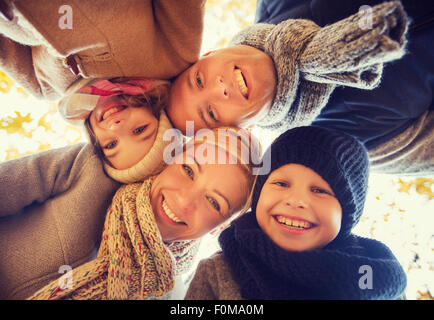 Happy Family im Herbst park Stockfoto
