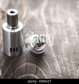 Moderne elektronische Zigarette Verdampfer auf Holztisch Stockfoto