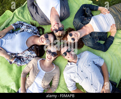 Gruppe von Studenten oder Jugendliche im Kreis liegen Stockfoto