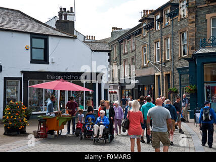 Menschen, die durch Geschäfte im Stadtzentrum laufen, speichern die engen Straßen der Lake Road im Sommer Keswick Cumbria England Großbritannien GB Großbritannien Stockfoto