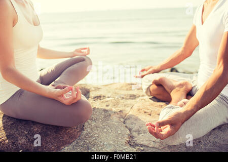 Nahaufnahme des Paares machen Yoga-Übungen im freien Stockfoto