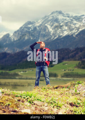 Touristen mit Bart und Rucksack weit wegschauen Stockfoto