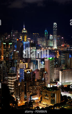 Hong Kong Island Stadtbild in der Dämmerung, von Braemar Hügel aus gesehen Stockfoto