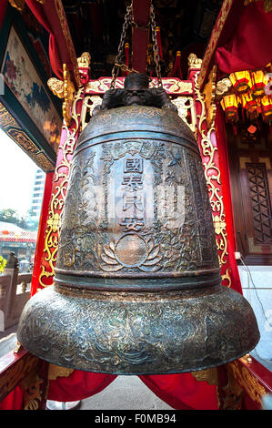Große Bronzeglocke im Wong Tai Sin Tempel, Hong Kong Stockfoto