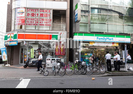 Sunkus und FamilyMart Schilder auf Anzeige am Ortseingang von ihrer Tante-Emma Läden am 18. August 2015, Tokio, Japan. FamilyMart ist die Nation dritt-größte Supermarkt-Kette wird erwartet, zu verkünden, dass es einen kleineren Nagoya-basierten Operator '' Cocostore Corp.'' und 657 Filialen zu erwerben. FamilyMart wird voraussichtlich auch Operationen mit UNY Group Holdings Co., betreibt das Land viertgrößte Kette Circle K Sunkus Co., im September 2016 zu integrieren. Dies würde die neue Gruppe rund 18.400 Läden in Japan, 500 mehr als die größte Seven-Eleven Rivalen laufen sehen. (Phot Stockfoto