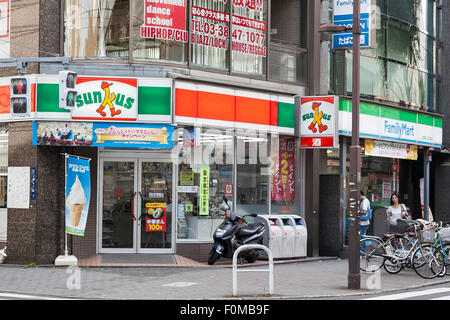 Sunkus und FamilyMart Schilder auf Anzeige am Ortseingang von ihrer Tante-Emma Läden am 18. August 2015, Tokio, Japan. FamilyMart ist die Nation dritt-größte Supermarkt-Kette wird erwartet, zu verkünden, dass es einen kleineren Nagoya-basierten Operator '' Cocostore Corp.'' und 657 Filialen zu erwerben. FamilyMart wird voraussichtlich auch Operationen mit UNY Group Holdings Co., betreibt das Land viertgrößte Kette Circle K Sunkus Co., im September 2016 zu integrieren. Dies würde die neue Gruppe rund 18.400 Läden in Japan, 500 mehr als die größte Seven-Eleven Rivalen laufen sehen. (Phot Stockfoto