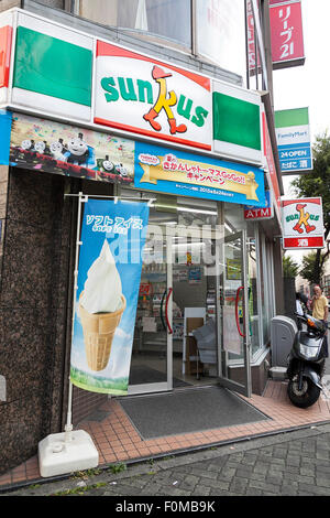 Sunkus und FamilyMart Schilder auf Anzeige am Ortseingang von ihrer Tante-Emma Läden am 18. August 2015, Tokio, Japan. FamilyMart ist die Nation dritt-größte Supermarkt-Kette wird erwartet, zu verkünden, dass es einen kleineren Nagoya-basierten Operator '' Cocostore Corp.'' und 657 Filialen zu erwerben. FamilyMart wird voraussichtlich auch Operationen mit UNY Group Holdings Co., betreibt das Land viertgrößte Kette Circle K Sunkus Co., im September 2016 zu integrieren. Dies würde die neue Gruppe rund 18.400 Läden in Japan, 500 mehr als die größte Seven-Eleven Rivalen laufen sehen. (Phot Stockfoto