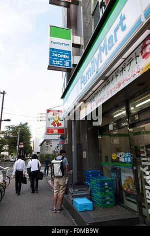 FamilyMart und Sunkus Schilder auf Anzeige am Ortseingang von ihrer Tante-Emma Läden am 18. August 2015, Tokio, Japan. FamilyMart ist die Nation dritt-größte Supermarkt-Kette wird erwartet, zu verkünden, dass es einen kleineren Nagoya-basierten Operator '' Cocostore Corp.'' und 657 Filialen zu erwerben. FamilyMart wird voraussichtlich auch Operationen mit UNY Group Holdings Co., betreibt das Land viertgrößte Kette Circle K Sunkus Co., im September 2016 zu integrieren. Dies würde die neue Gruppe rund 18.400 Läden in Japan, 500 mehr als die größte Seven-Eleven Rivalen laufen sehen. (Phot Stockfoto