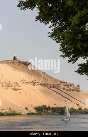 Feluke auf dem Nil vor die Gräber der Adligen, Assuan, Ägypten Stockfoto