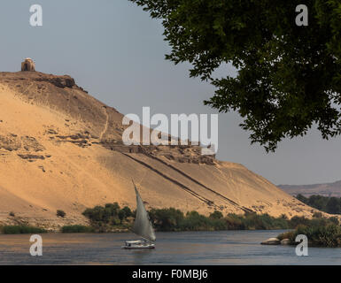 Feluke auf dem Nil vor die Gräber der Adligen, Assuan, Ägypten Stockfoto