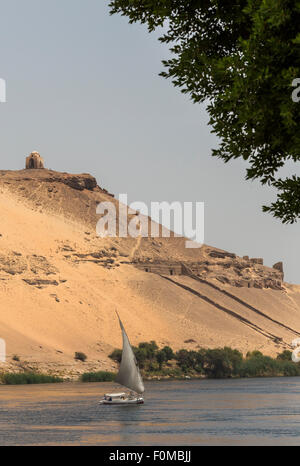 Feluke auf dem Nil vor die Gräber der Adligen, Assuan, Ägypten Stockfoto