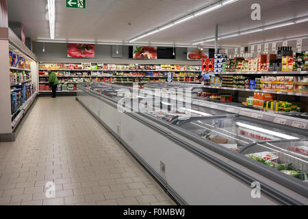 Tiefkühlkost im Gefrierfach von einem Discounter Aldi Stockfoto