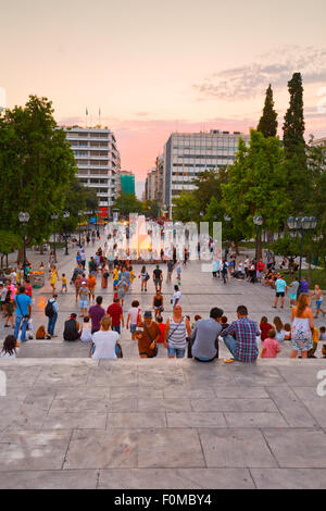 Menschen genießen den Abend im Syntagma-Platz Stockfoto