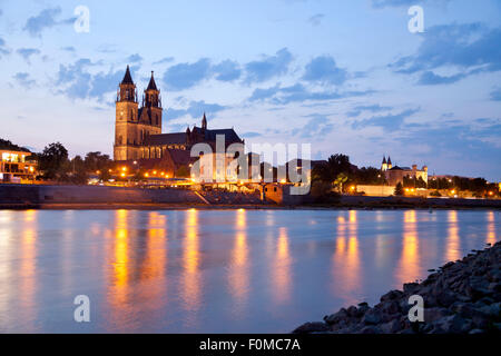 Elbe und der Kathedrale von Magdeburg in der Nacht, Magdeburg, Sachsen-Anhalt, Deutschland Stockfoto