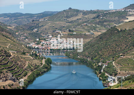 Der Fluss Douro schlängelt sich durch die Weinberge des Douro-Tals, das Dorf Pinhao. Stockfoto