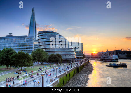 Schuß Sommer City Hall (London Mayor's und GLA HQ, von Norman Foster), der Themse & Shard in Southwark. Die Thames Path Gehweg im Vordergrund. Stockfoto