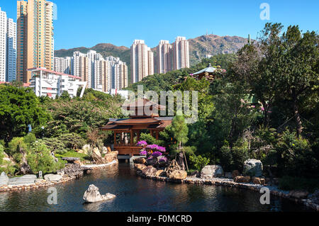 Nan Lian Garden, Diamond Hill, Hongkong. Kowloon Peak im Hintergrund zu sehen. Stockfoto