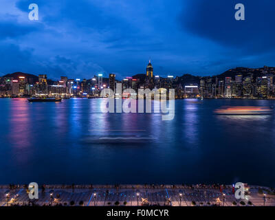 Hong Kong Skyline in der Abenddämmerung von der ikonischen Intercontinental Hotel, Tsim Sha Tsui, Hongkong Stockfoto
