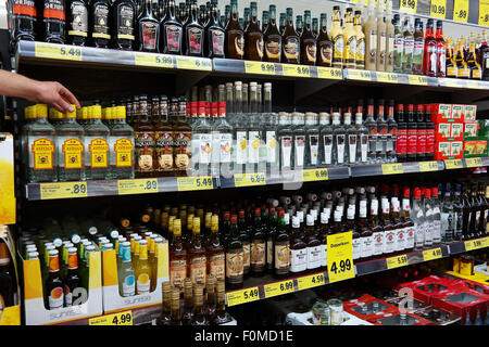 Regale gefüllt mit alkoholischen Getränken in einem Discounter Lidl. Stockfoto