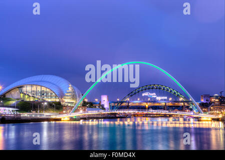 Tyne-Fluss, Gateshead/Newcastle, England, zeigt die Millennium Bridge, die Tyne Bridge und die Sage Gateshead Arts centre Stockfoto