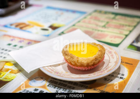 Classic egg Custard tart serviert in einem hong kong Cafe Stockfoto