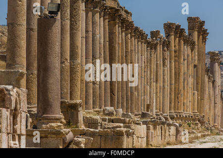 Spalten der Gebäude angrenzenden von Cardo Maximus, Jerash, Jordanien Stockfoto